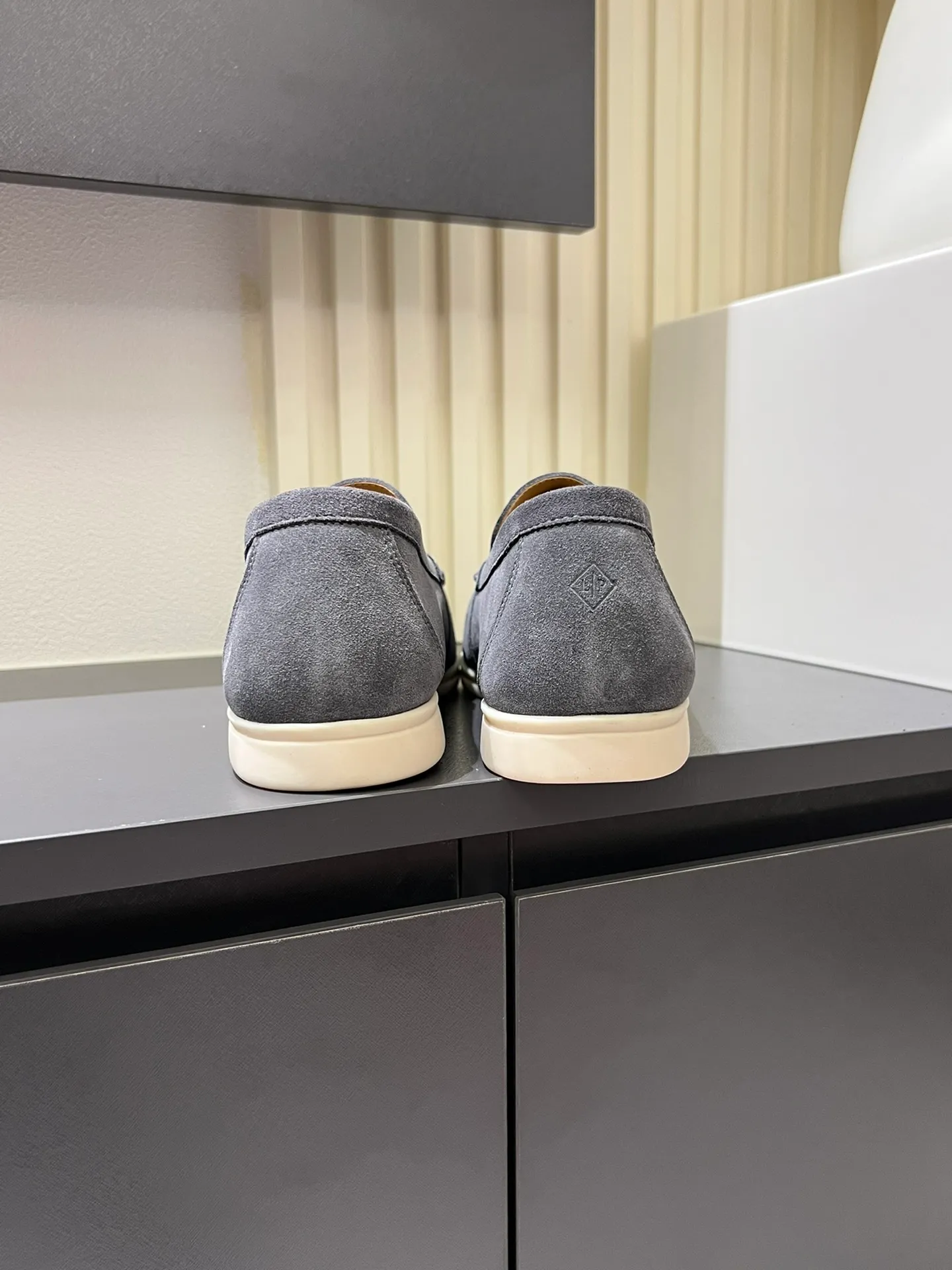 Men's shoes 💰p360 "Loro men's shoes 💰pian'*" Classic L men's shoes for couples 💰p Top version British flat loafers, a must-have item in old money style, the minimalist design is eye-catching and durable, a plus point for dressing The soft foot feel and texture are outstanding. They don’t scratch your feet and are very nice. They are matched with soft and waxy soles. They can be worn daily for a long time without getting tired. They are easy to wear, versatile and classic items, with perfect foot feel and texture! Imported cashmere fabric, the lining is made of imported A-grade water-dyed cow lining, the top version of the genuine leather midsole is sewn with pure handmade mark thread! Size: Female 35-40 (34. Customized) Male 38-44 (45.46. Customized)